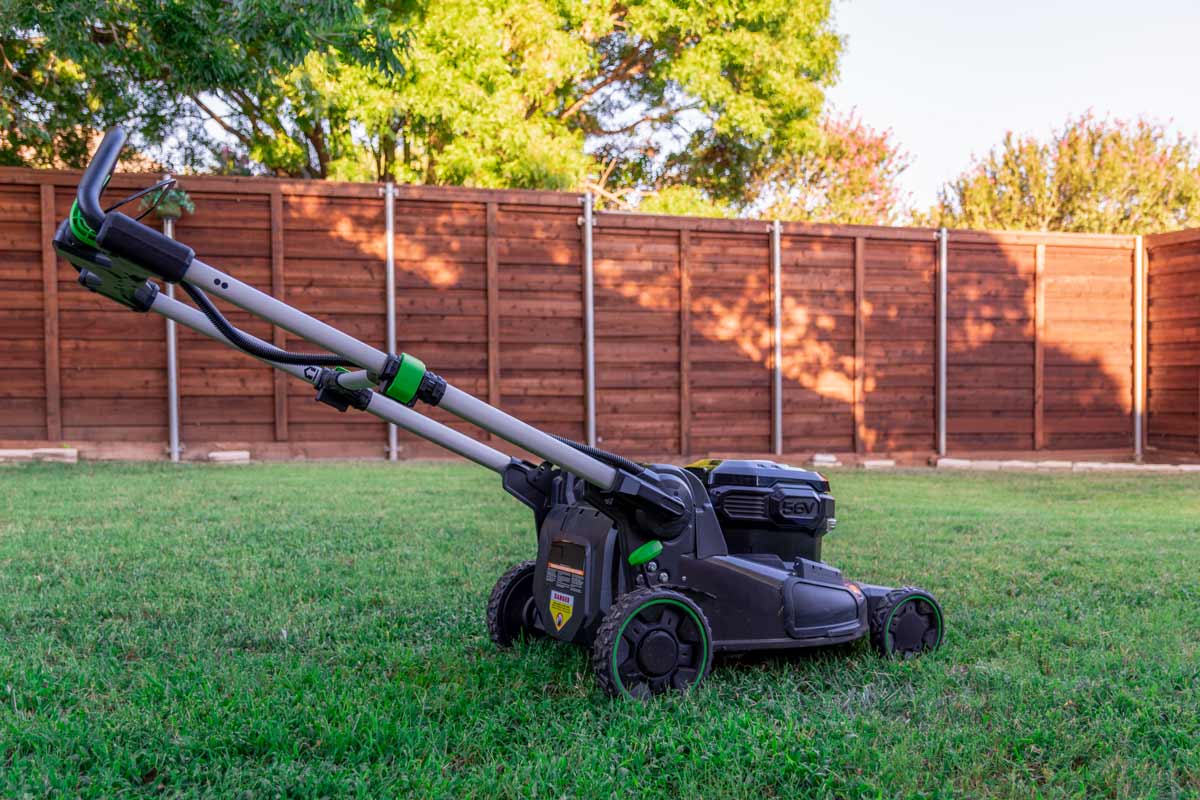 Battery-powered electric mower